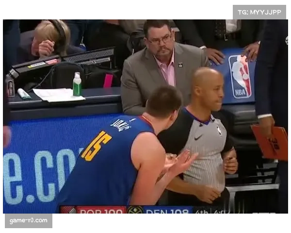 现场球迷高呼MVP，致敬主场作战的约基奇