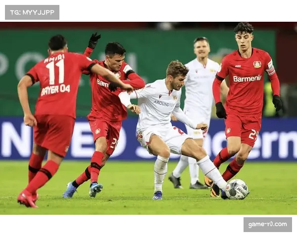 霍芬海姆对阵沃尔夫斯堡,主队前锋因报复性动作被直接红牌罚下 霍芬海姆对阵沃尔夫斯堡,主队前锋因报复性动作被直接红牌罚下